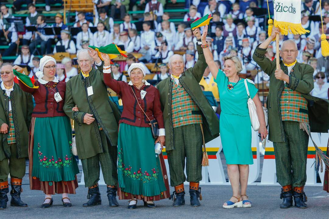 Vasaros estradoje liejosi liaudies dainos ir muzika