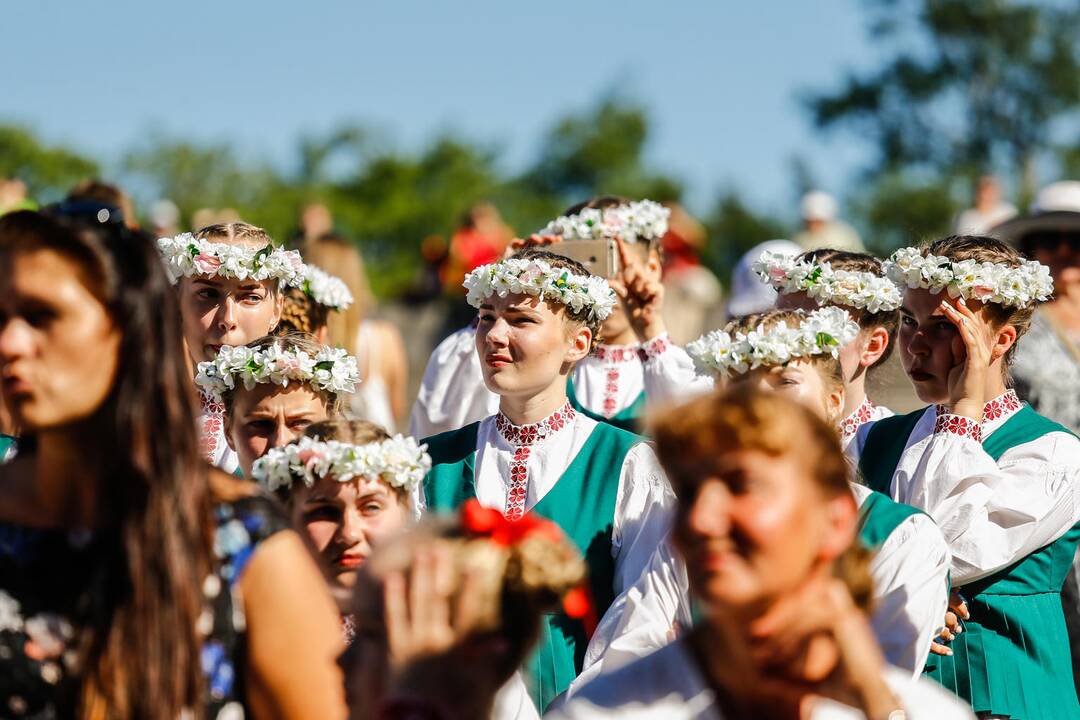 Vasaros estradoje liejosi liaudies dainos ir muzika