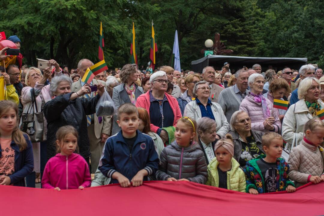 Klaipėdiečiai kartu su viso pasaulio lietuviais giedojo Lietuvos himną