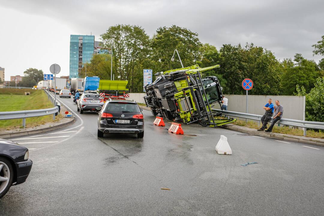 Klaipėdoje nuo vilkiko nuvirto kombainas