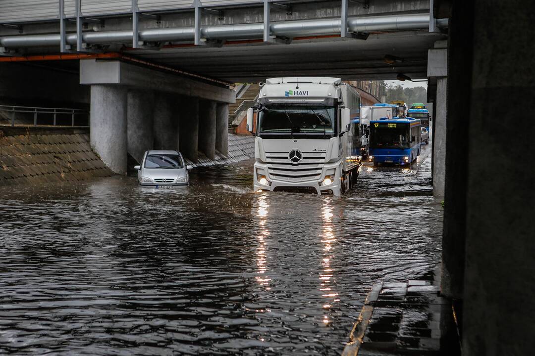 Potvynis po viaduku