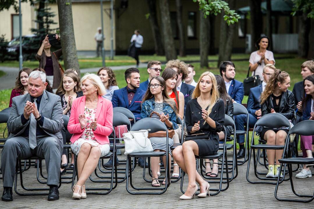 Meras pasveikino šimtukininkus