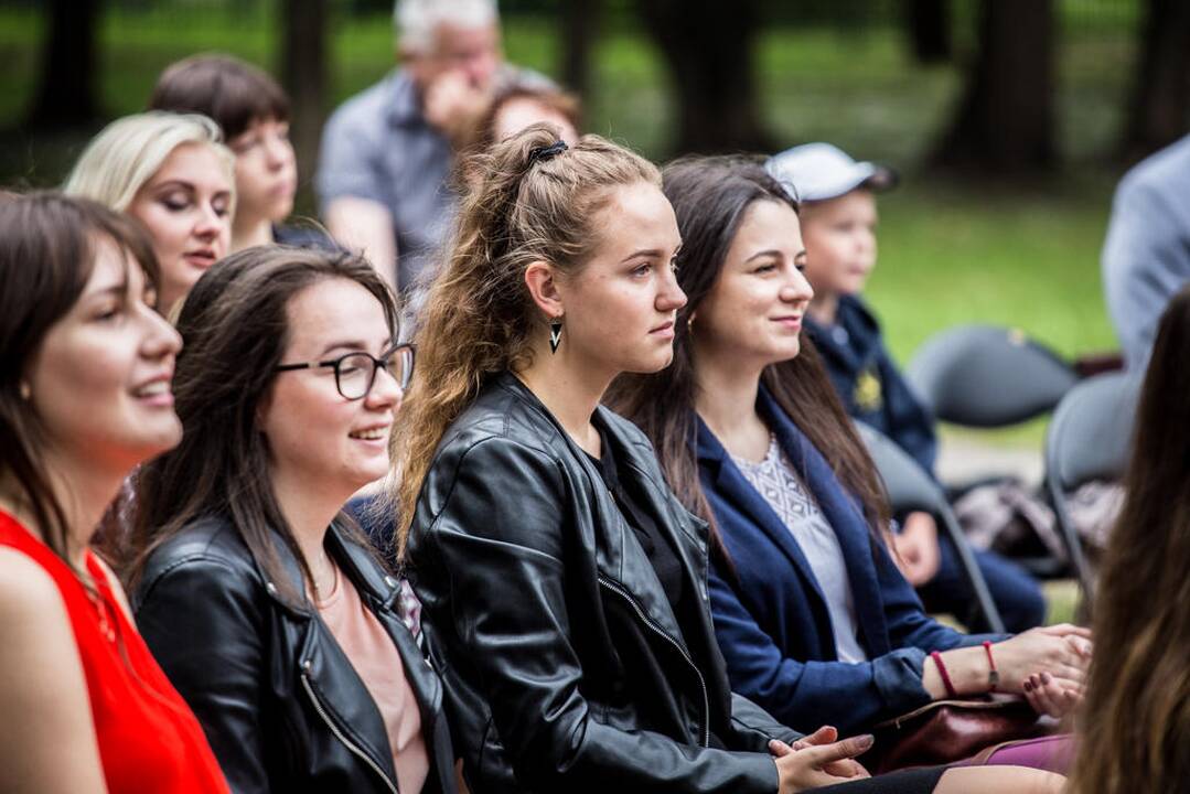 Meras pasveikino šimtukininkus