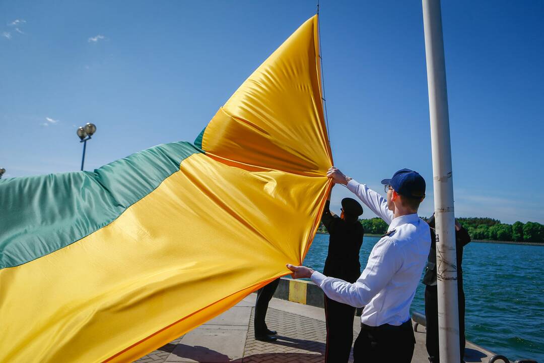 Karinių pajėgų kario ir karininko priesaikos cerenomija