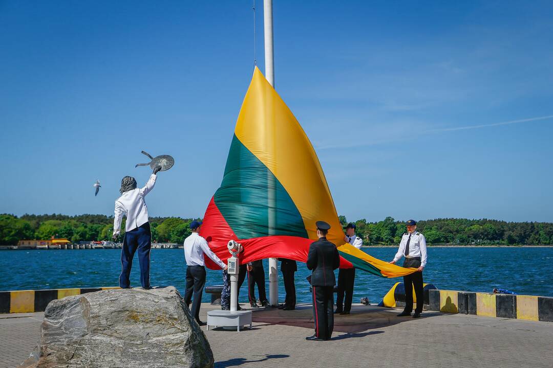 Karinių pajėgų kario ir karininko priesaikos cerenomija