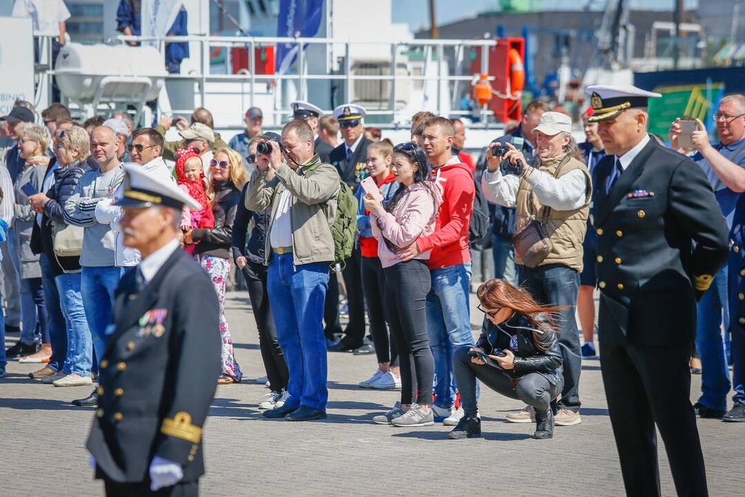 Karinių pajėgų kario ir karininko priesaikos cerenomija