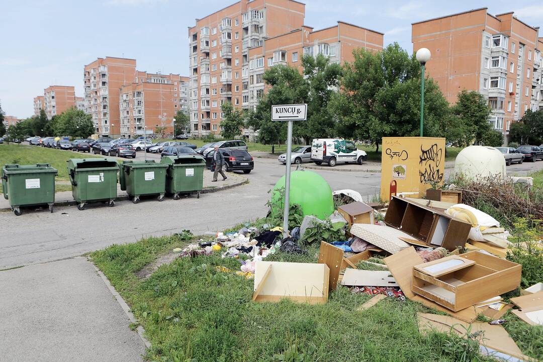 Šiukšlių konteinerius tuštinusi mašina partrenkė pėsčiąją