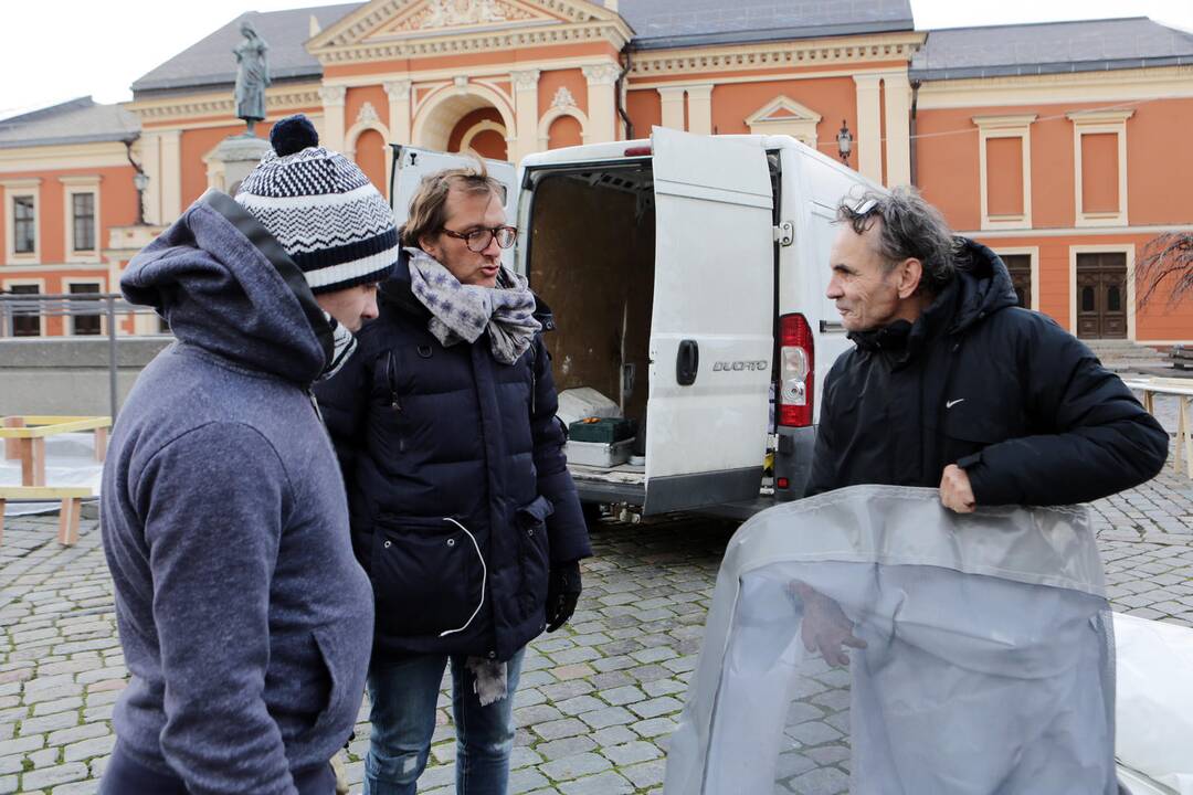 Pradėjo montuoti milžinišką sniego rutulį