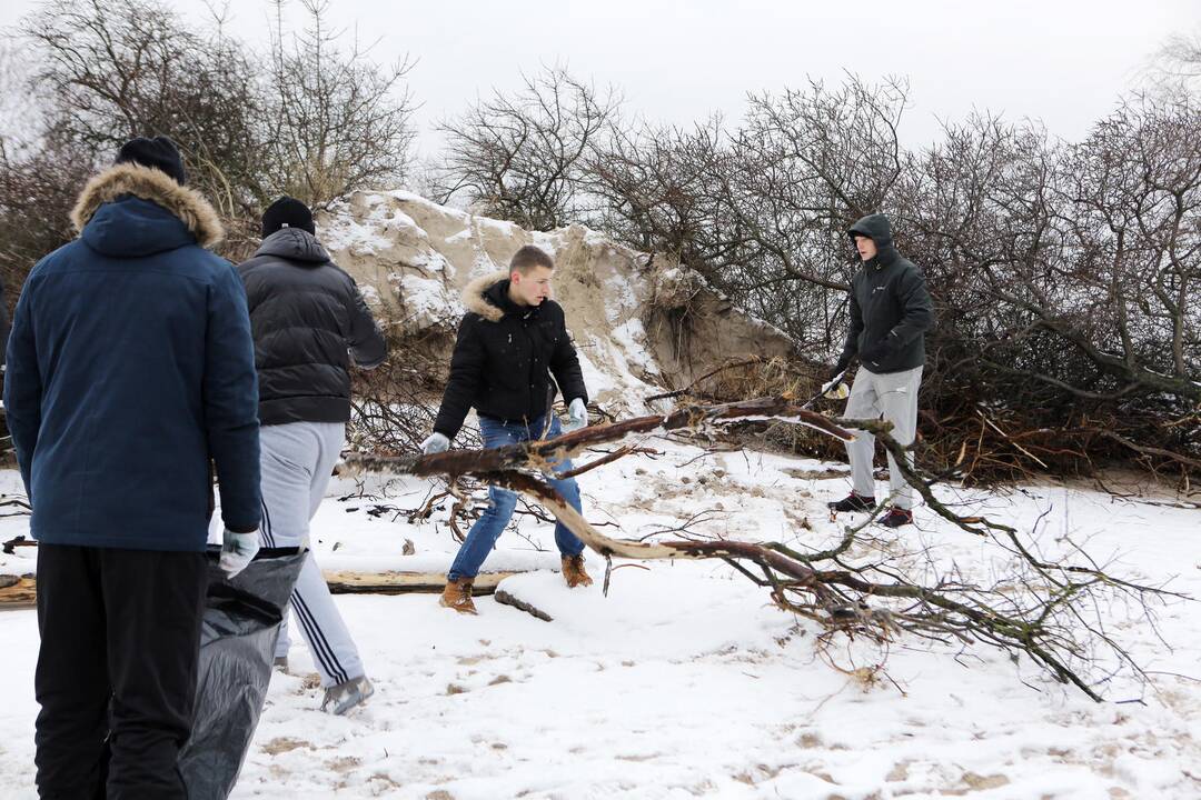 Policijos mokyklos kursantai tvarko pajūrį