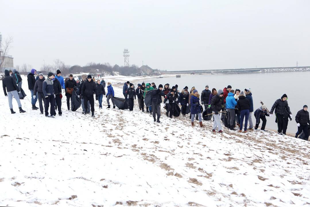 Policijos mokyklos kursantai tvarko pajūrį