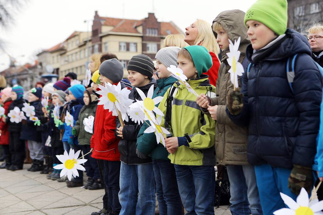 Koncertas – akcija „Padovanok ramunės žiedą!“