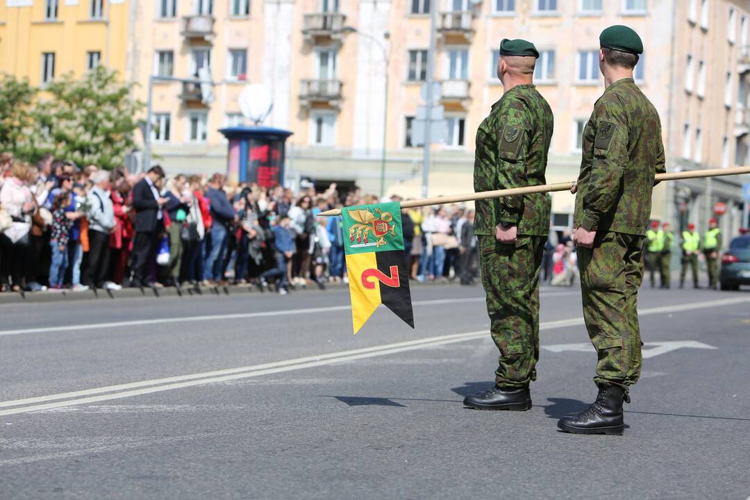 Klaipėdoje į atsargą išlydėti pirmieji šauktiniai