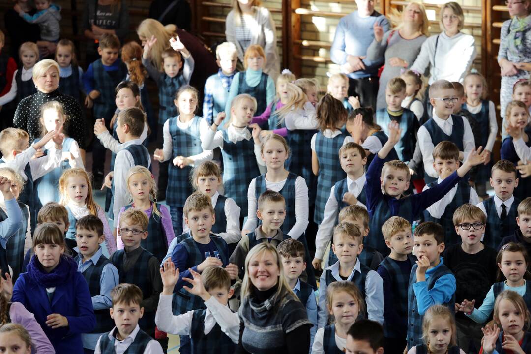 Mokiniai siekė pagerinti obuolių valgymo rekordą