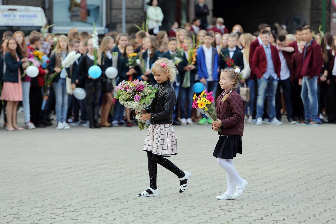 Pirmokų daugėja, bet bendras mokinių skaičius vis dar mažėja