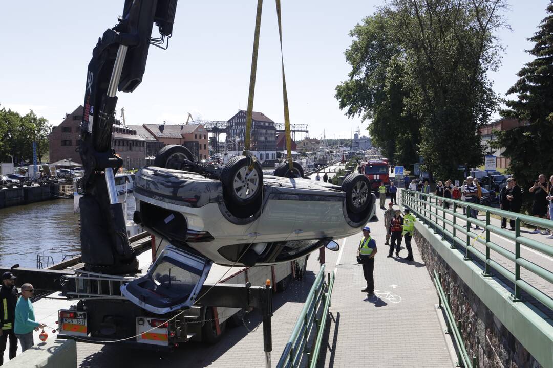 Iš Dangės upės ištrauktas nuskendusio JAV kario automobilis