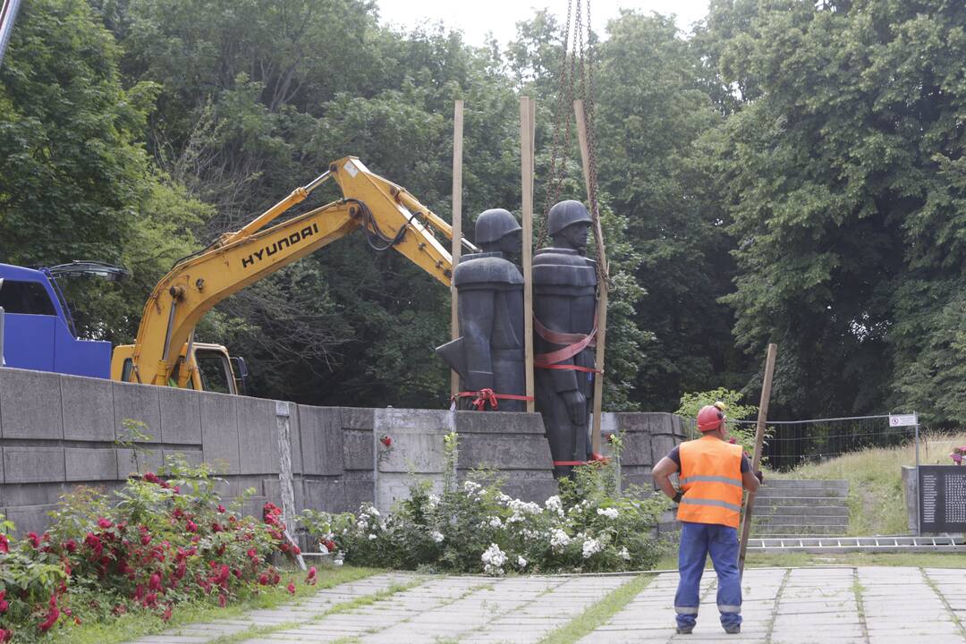 Klaipėdoje pradėti demontuoti sovietmečio paminklai