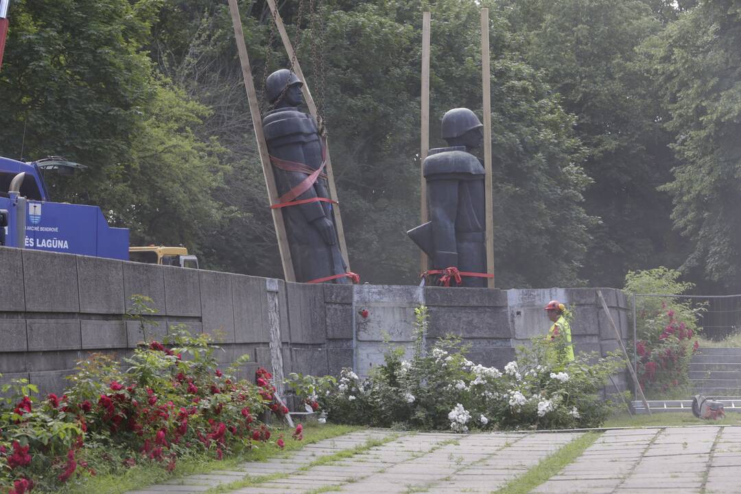 Klaipėdoje pradėti demontuoti sovietmečio paminklai