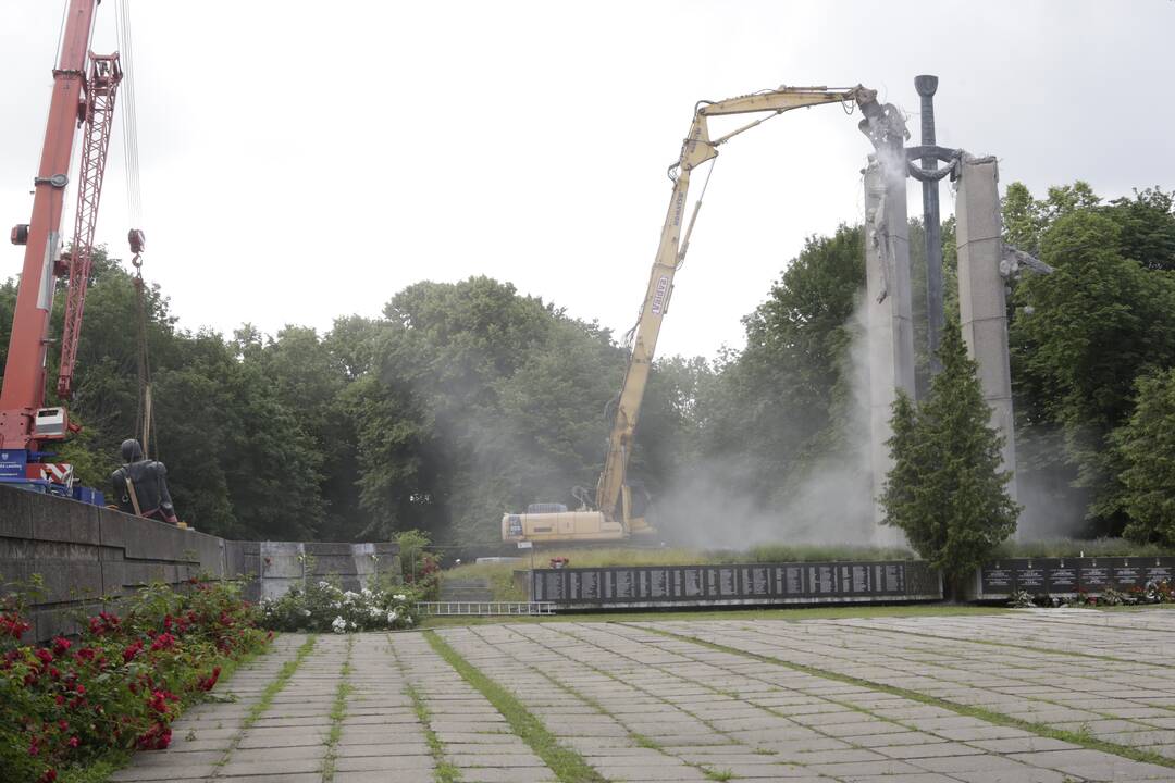 Klaipėdoje pradėti demontuoti sovietmečio paminklai