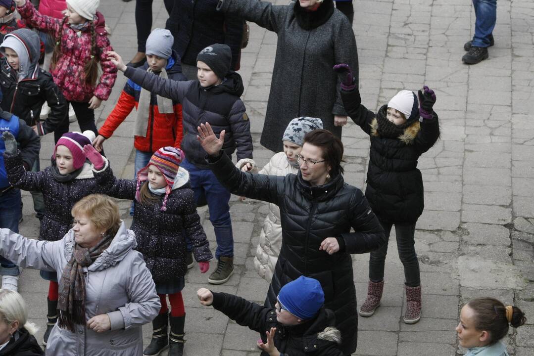 Mokinių šokis Kovo 11-osios proga