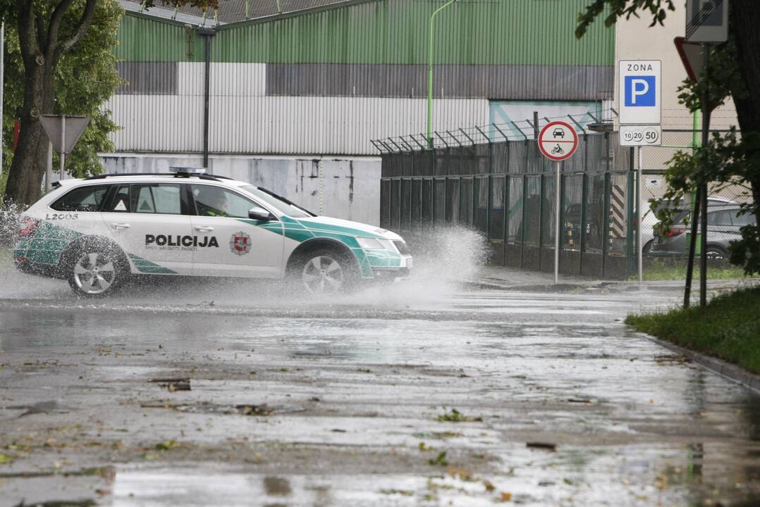 Klaipėdoje siautėja štormas: virsta medžiai, ugniagesiai vos spėja suktis