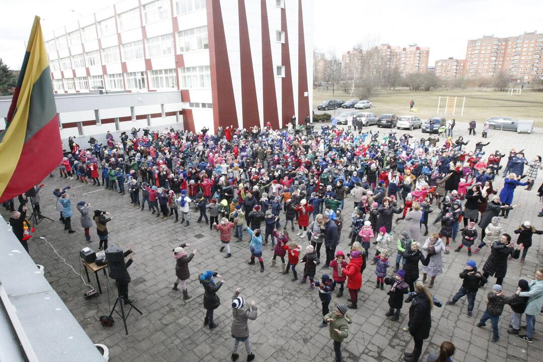 Mokinių šokis Kovo 11-osios proga