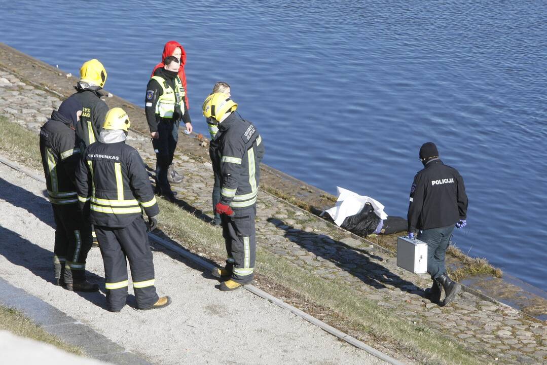 Klaipėdoje praeivis pastebėjo tvenkinyje plūduriuojantį skenduolį