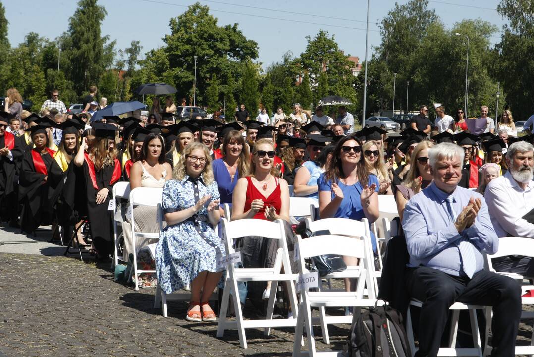 Klaipėdos universiteto absolventams įteikti diplomai