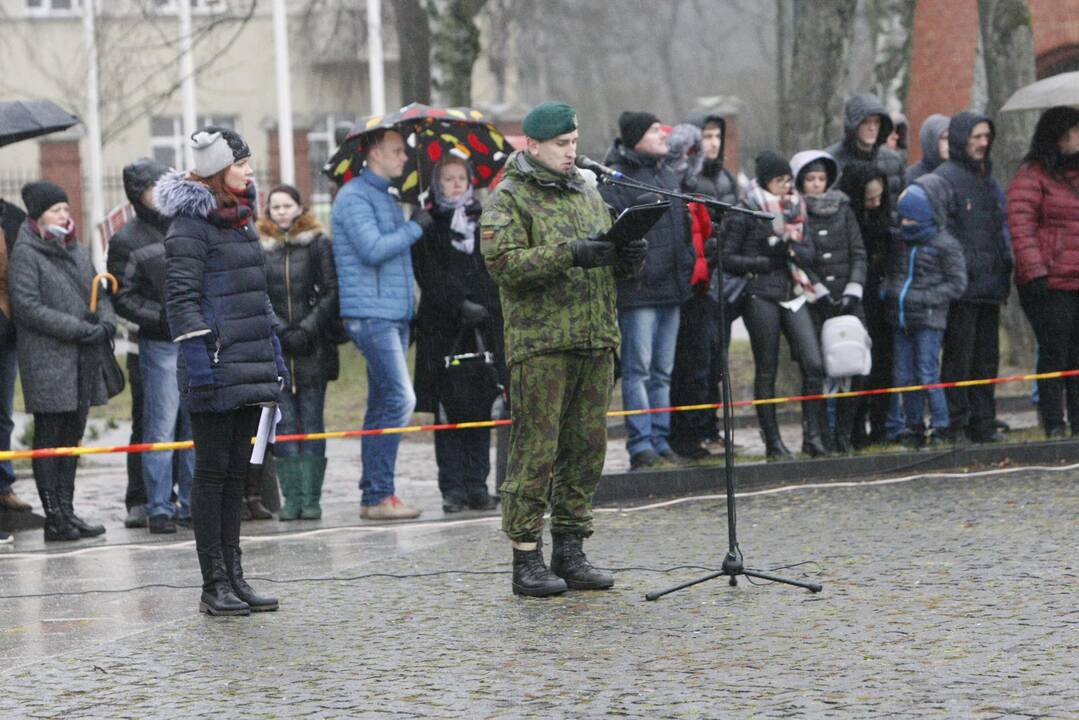 Uostamiestyje į atsargą išlydėti šauktiniai