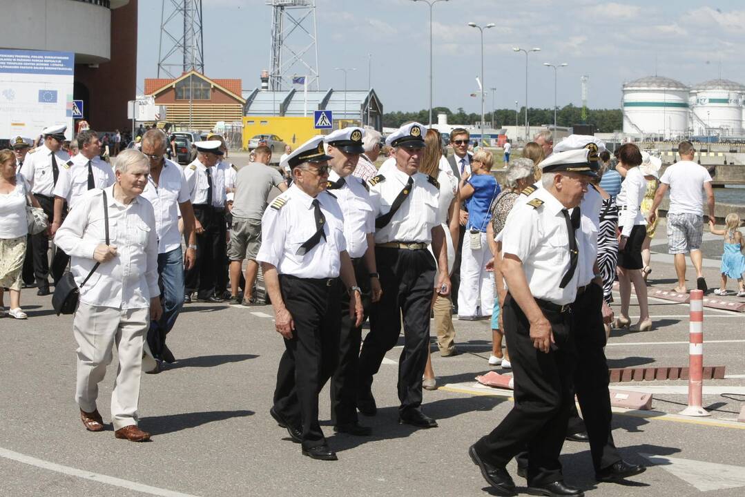 Jūrininkų pagerbimas prie paminklo "Albatrosas"