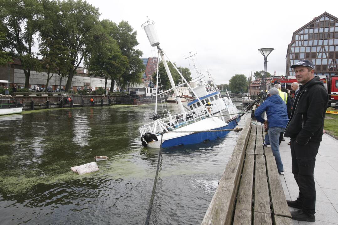 Incidentas Danės upėje: vėl skęsta senas laivas