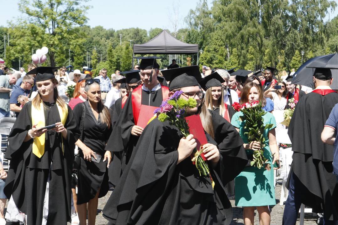 Klaipėdos universiteto absolventams įteikti diplomai