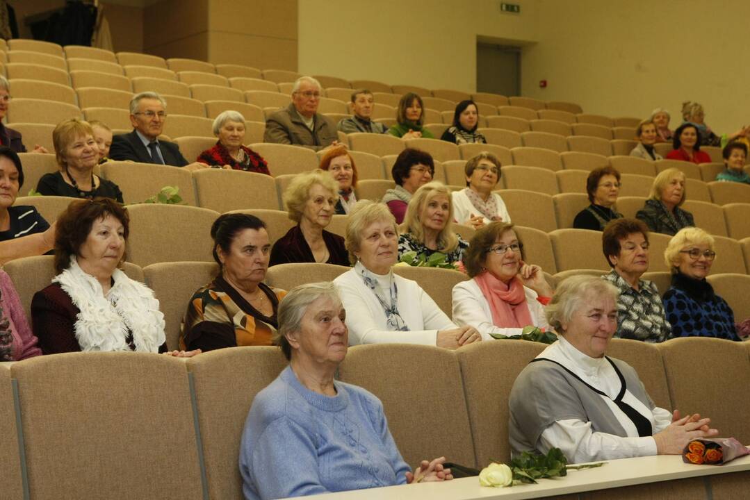 Senjorai baigė studijas