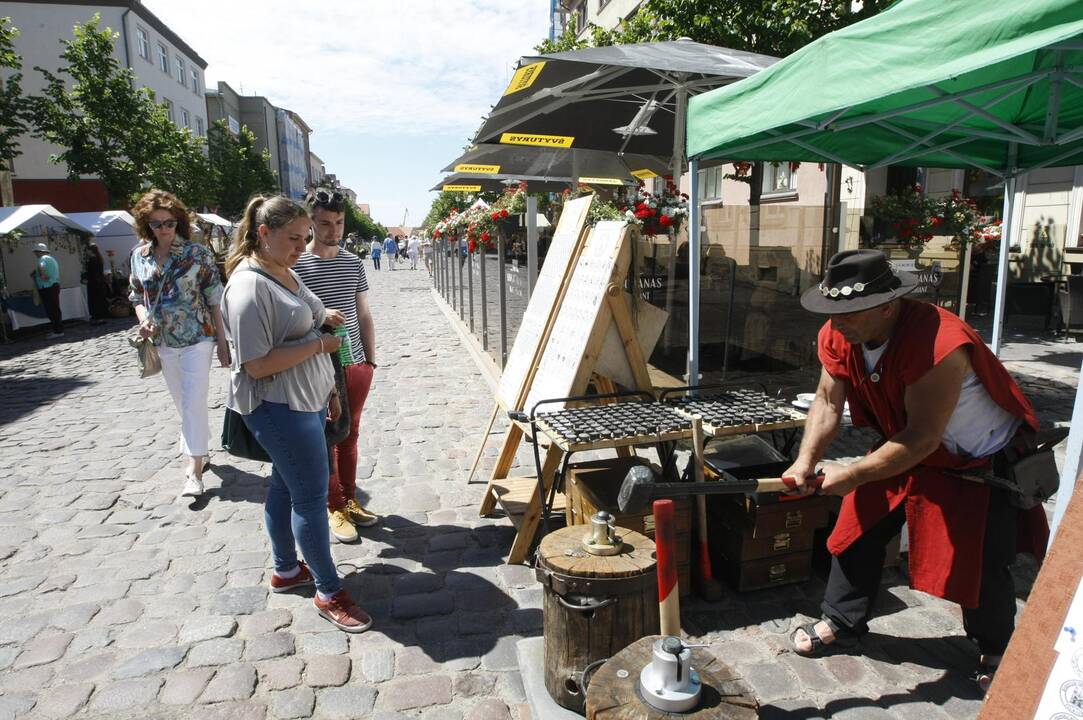 Joninių mugė paskendo žolynuose