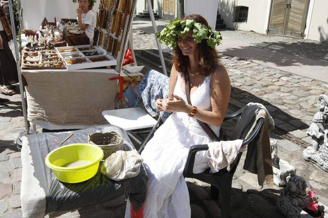 Joninių mugė paskendo žolynuose