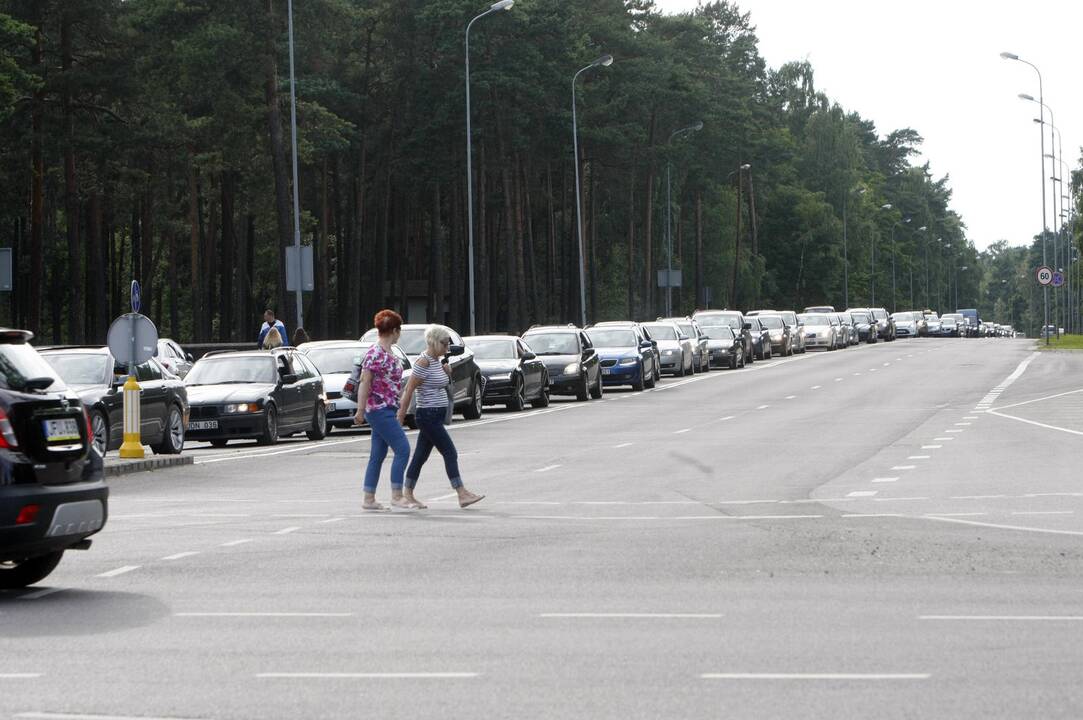 Keliuose į pliažus – automobilių spūstys