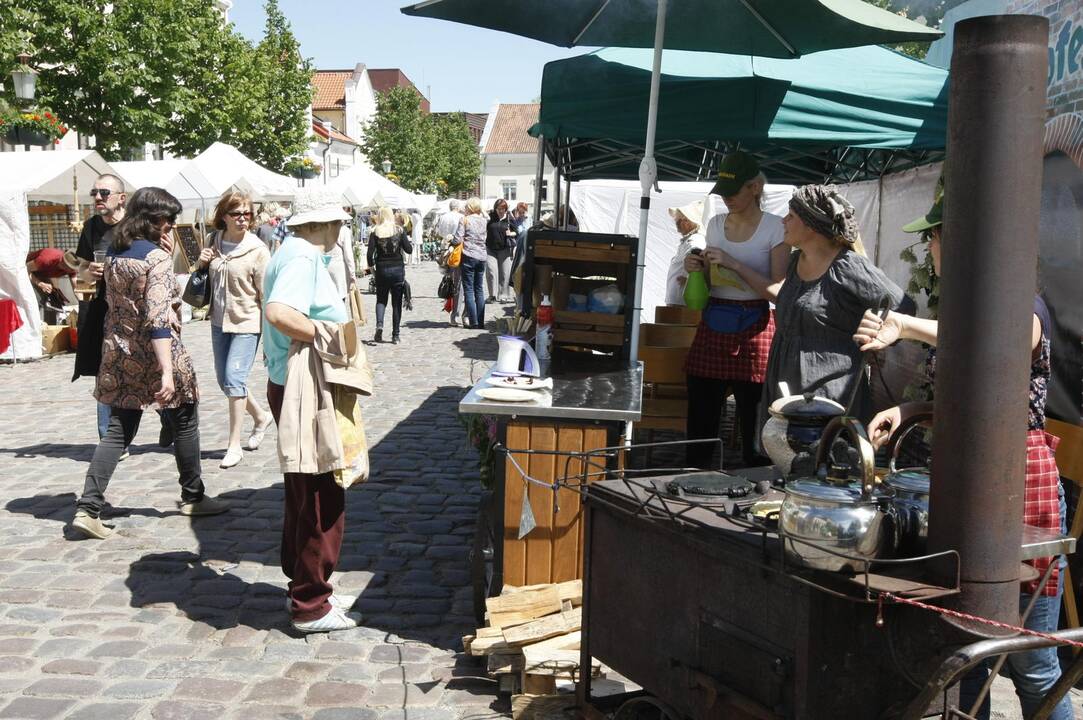 Joninių mugė paskendo žolynuose