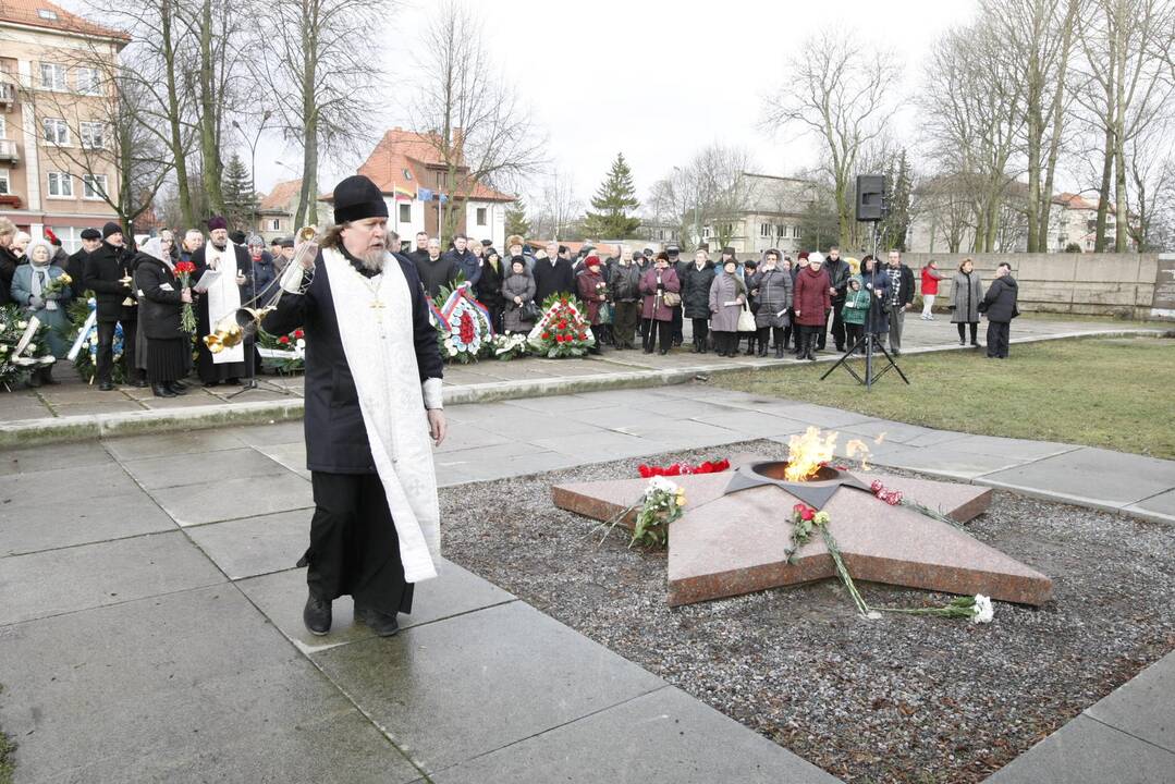 Skulptūrų parke – gėlės raudonarmiečiams