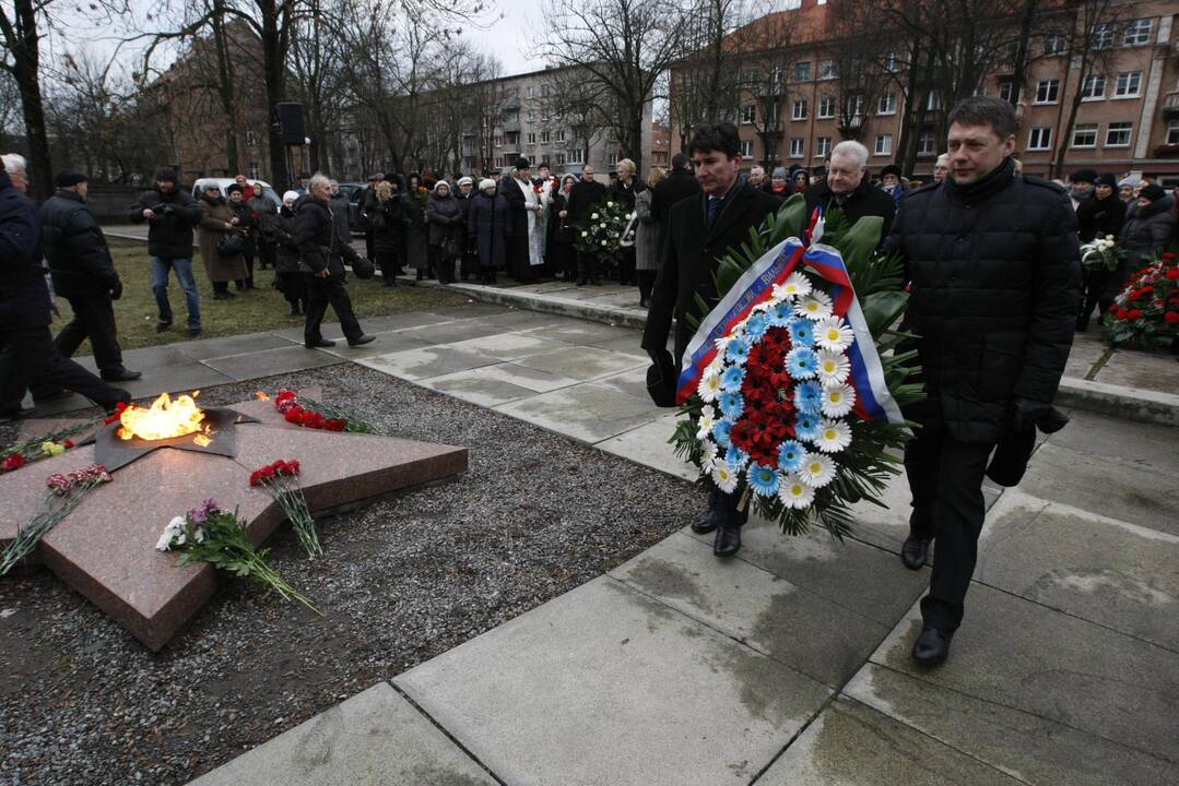 Skulptūrų parke – gėlės raudonarmiečiams