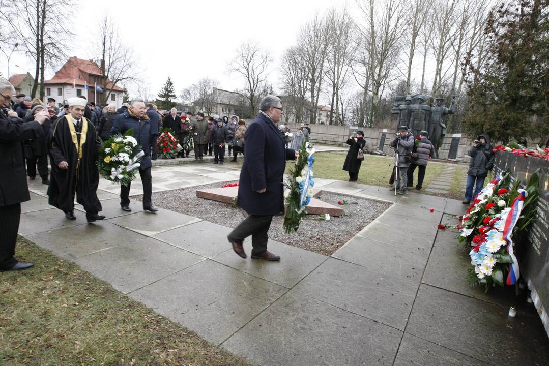 Skulptūrų parke – gėlės raudonarmiečiams