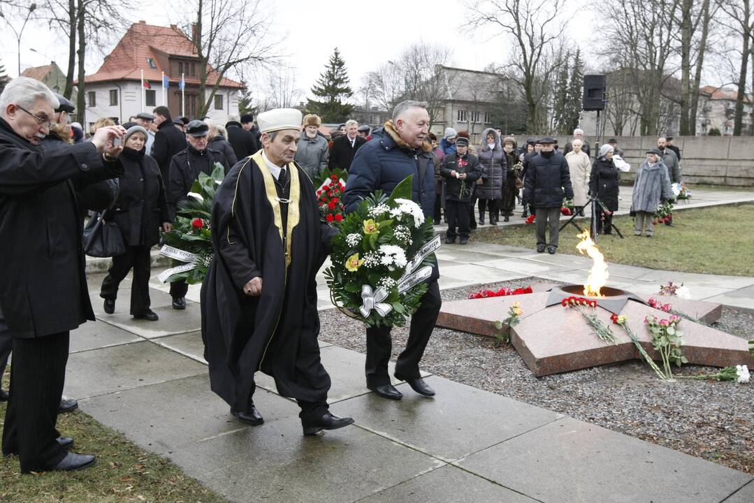 Skulptūrų parke – gėlės raudonarmiečiams