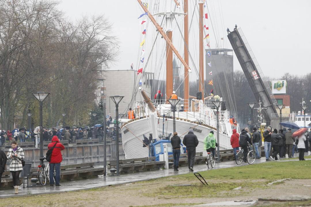 „Meridiano“ grįžimą sutrikdė tilto pakėlimas