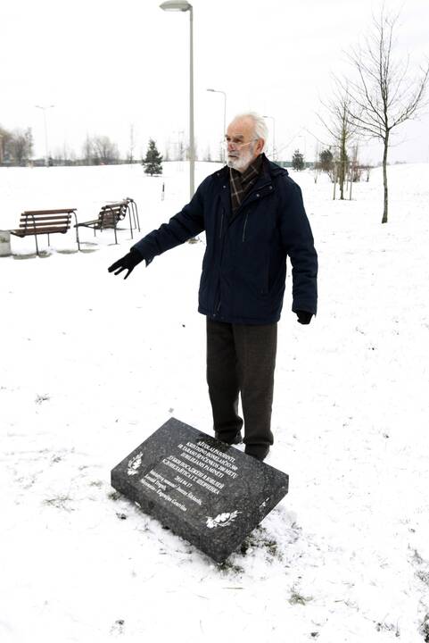 Sąjūdžio parke atkūrė atminimo lentą