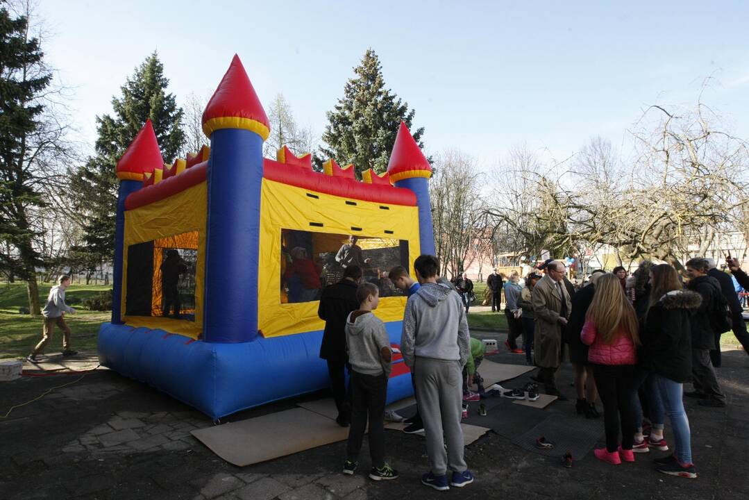 JAV kariškiai aplankė globos namų auklėtinius