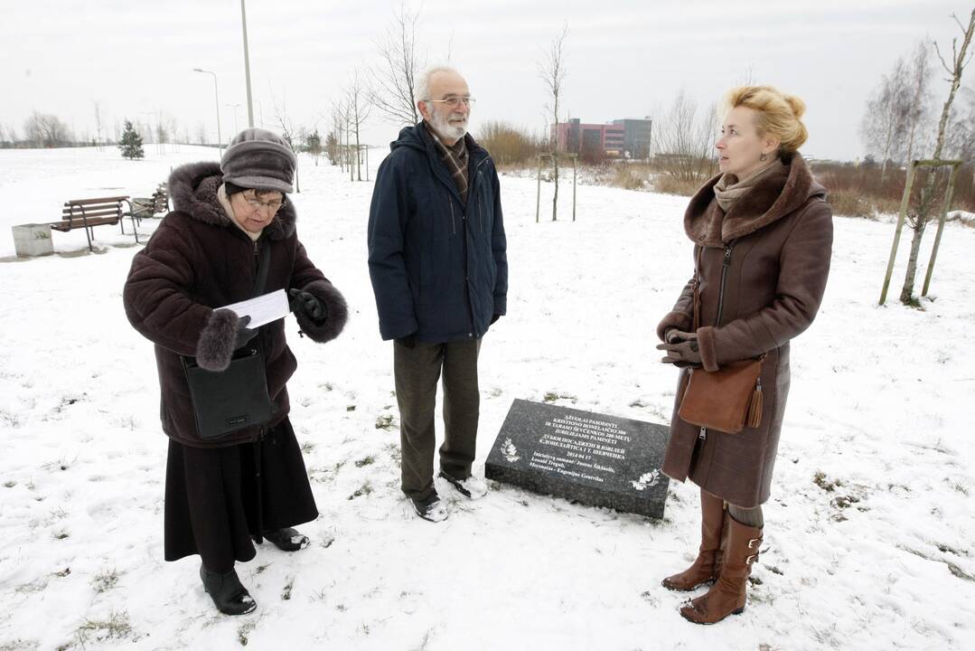Sąjūdžio parke atkūrė atminimo lentą