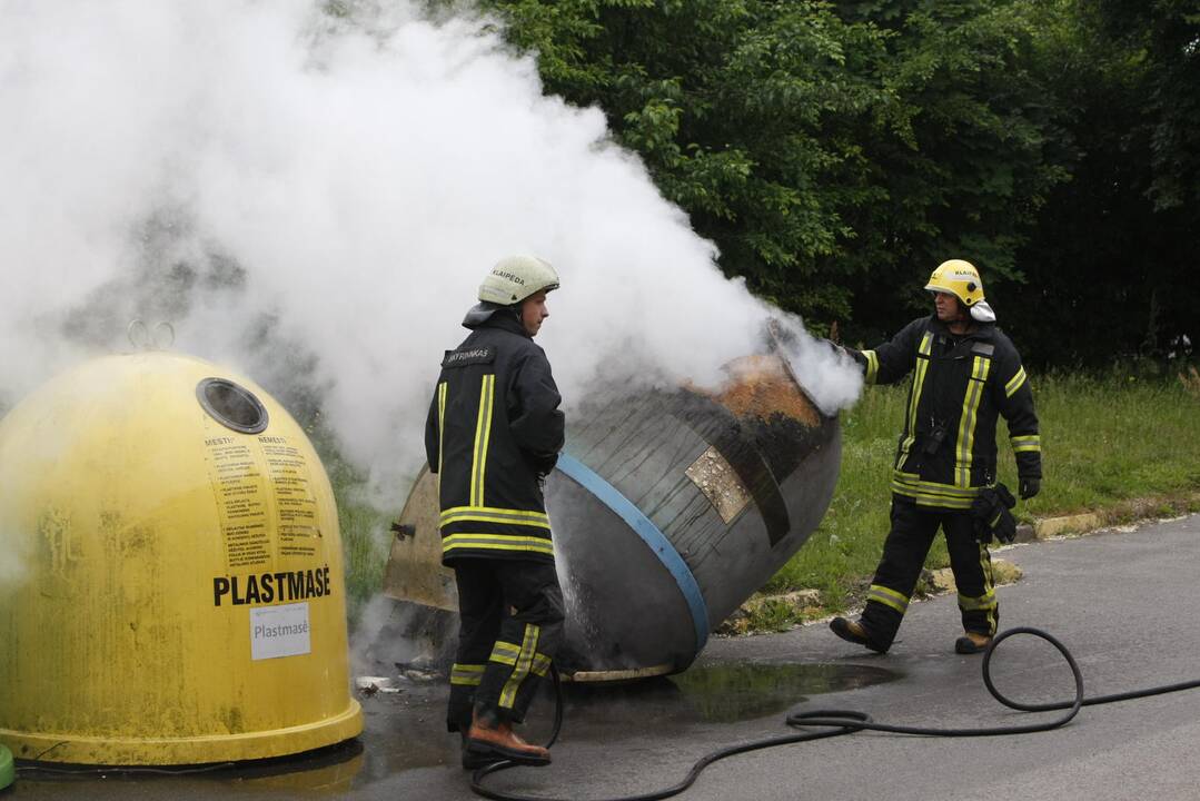 Klaipėdoje degė šiukšlių konteineris