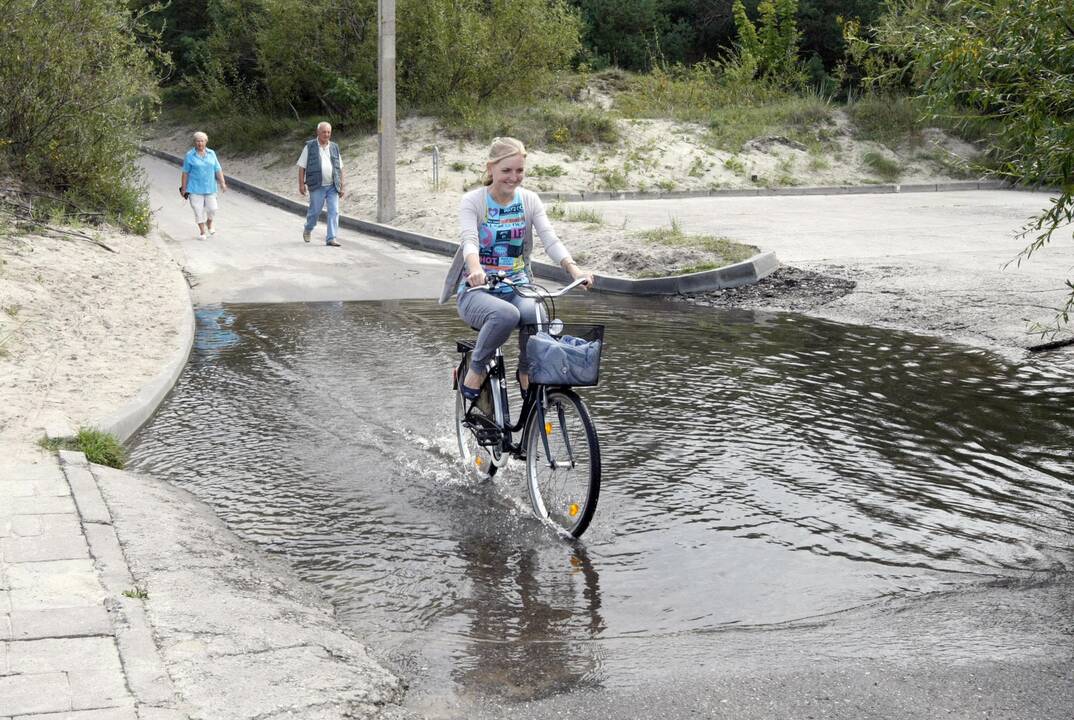 Dėl pelkės – nepatogumai poilsiautojams