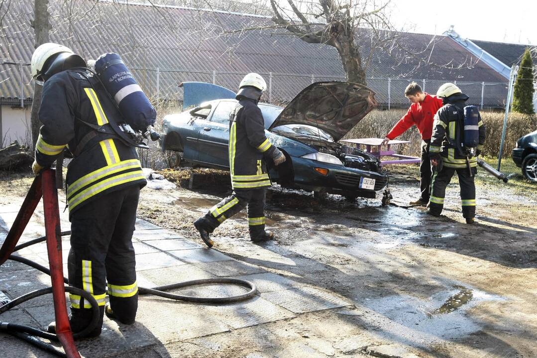 Automobilio gaisras Karklų gatvėje