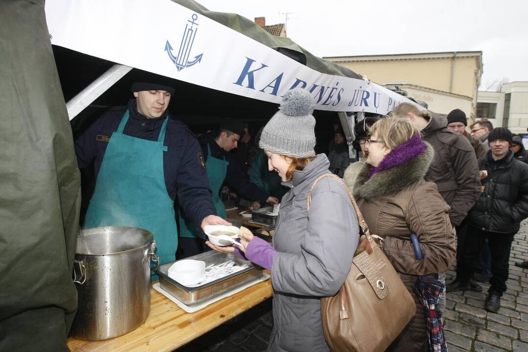 Klaipėdiečius vaišino žuviene ir koše