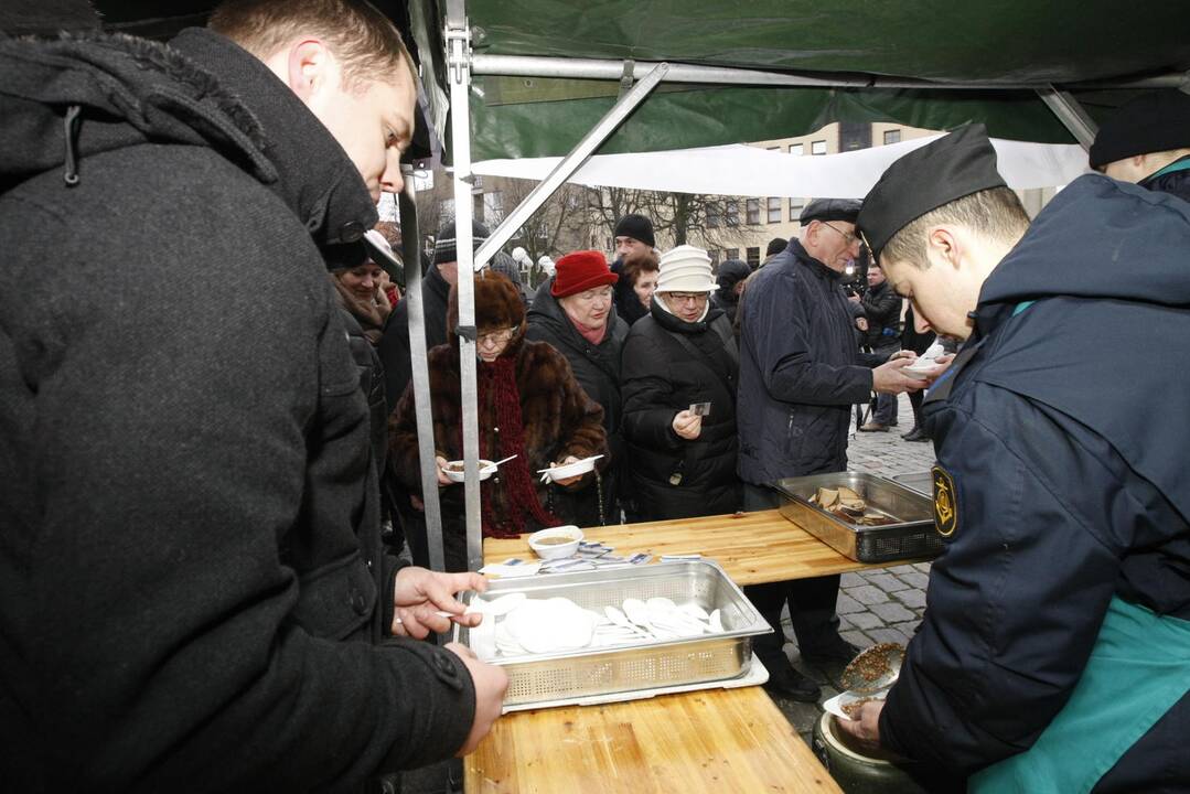 Klaipėdiečius vaišino žuviene ir koše