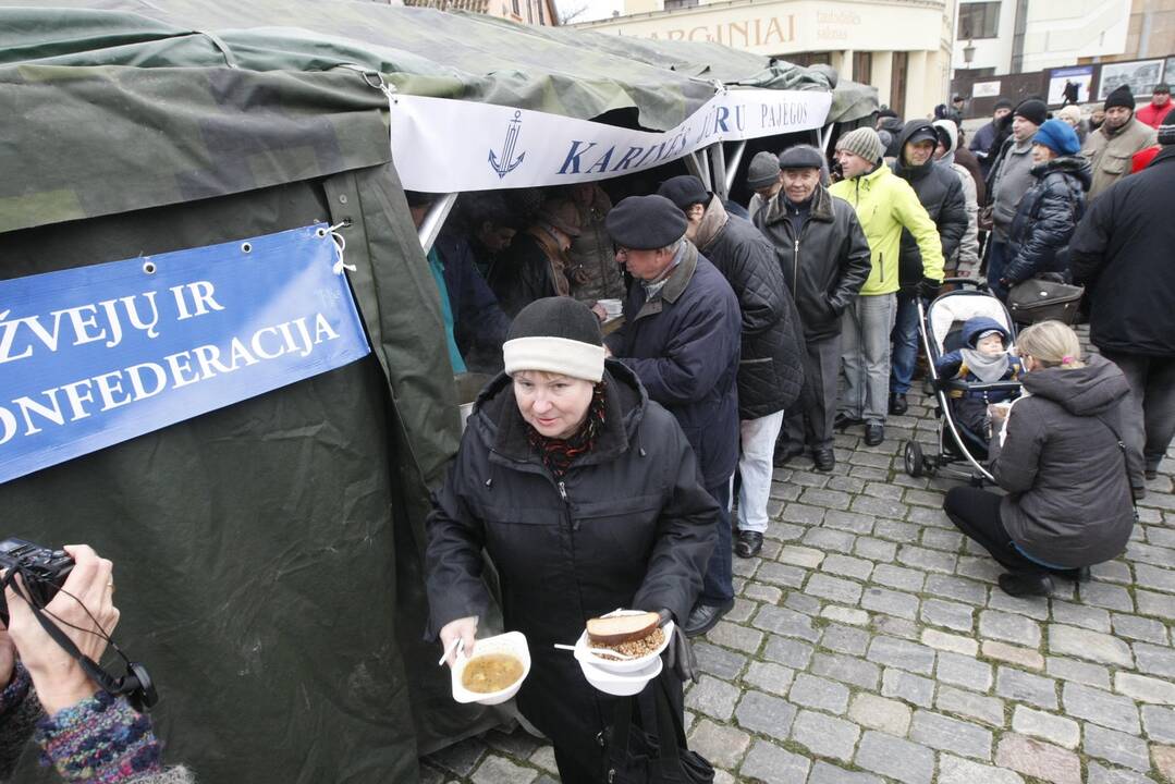 Klaipėdiečius vaišino žuviene ir koše